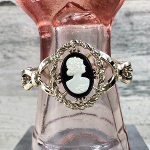 Vintage Black & White Plastic Cameo Link Bracelet